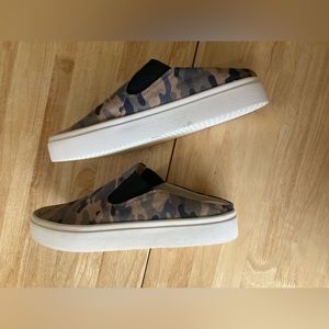 Men’s Lucky Brand camo print slides in size 10